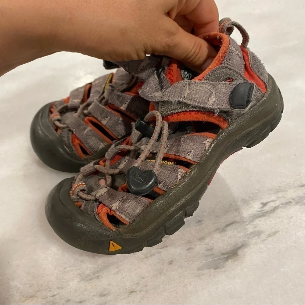 Keen Newport boys aandals Gray Shark Red 10